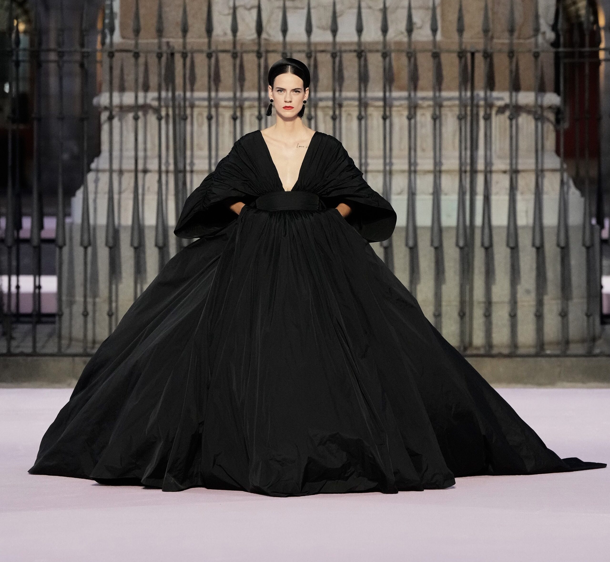 Carolina Herrera SS26: Where Tradition Meets Cinematic Elegance”